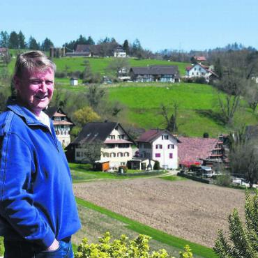 Die verrückten Jahre eines Dorfes - Die Weiler Obschlagen, Litzi und Mörgelen präsentieren sich Arnold Huber direkt hinter seinem Zuhause. Das war dem Autor der neuen Joner Dorfchronik beim Bau seines Hauses wichtig. So hat er direkte Sicht auf sein Geburtshaus. Bild: Verena Anna Wigger