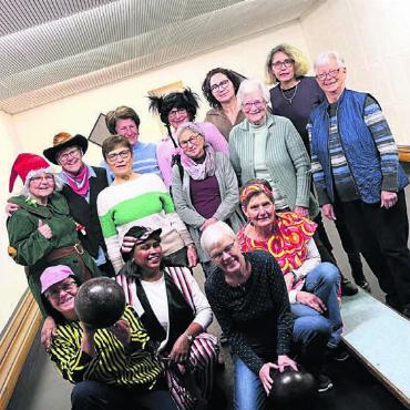 Gut gelaunt beim Kegeln - Die Niederwiler Turnerinnen tauschten für einen Abend die Halle mit der Kegelbahn und feierten ihre eigene Fasnacht. Bild: zg