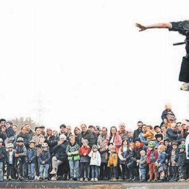 Sportanlage um ein Juwel reicher - Die vier BMX-Profis zeigen in ihrer Show Sprünge, die begeistern. Bild: zg