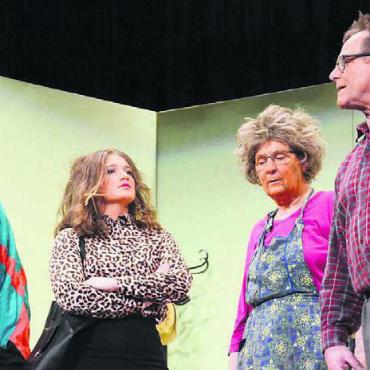 Mit Schauspiel und Gesang - Die geheimnisvollen Gäste wecken auf dem Hof Misstrauen. Von links: Meinrad Etterlin, Céline Züger, Helen Schweizer und Beat Zimmermann.
