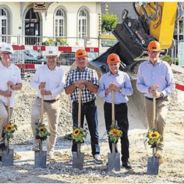 Migros kommt nach Sins - Am Spatenstich der neuen Migros-Filiale in Sins, von links: Christof Blättler, Geschäftsleiter S B Baumanagement AG Zug, Guido Rast, Geschäftsleiter Migros Luzern, Josef Huwiler, Gemeindeammann Sins, Andreas Gyger, Gesamtprojektleiter Migros Luzern, und Nils Roefs, Inhaber Roefs Architekten AG. Bild: zg