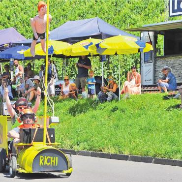 Ebenso kreativ wie rasant - Das Motto des nächstjährigen Fasnachtsumzugs vorweggenommen: «Heb di fescht» vom «Team Richi», das sich am Seifenkistenrennen in Muri feiern lässt. Bild: Thomas Stöckli