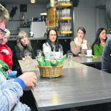 Selbstkritisch vor Fake News - Medienprofi Franz Fischlin holte die Besucher des «Zischtigs-Clubs» ab und ging auf ihre Fragen und Themen ein. Bild: vaw