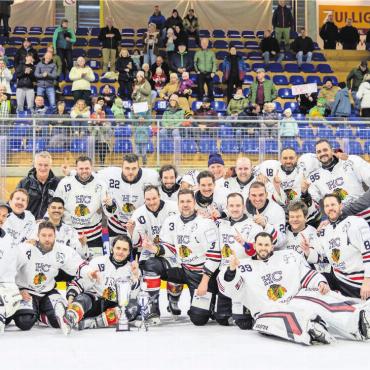 Der deutliche Pokalsieg - Das Team des HC Fischbach-Göslikon schnappt sich den Titel des Interkantonalen KBEHV-Cup zum ersten Mal in der Vereinsgeschichte. Bild: Michèle Renggli