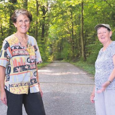 Den Waldlehrpfad Buholz kann man individuell begehen. Sowohl Rosmarie Groux (links) als auch Margrit Güntert waren bei der Entstehung des Lehrpfades tatkräftig dabei. Bild: Sabrina Salm