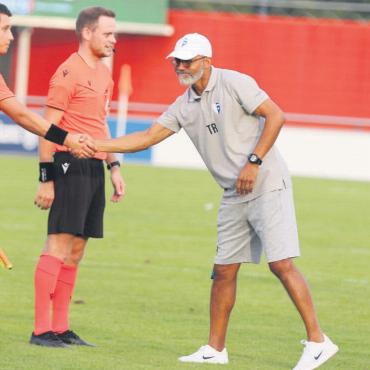 Bitte ohne Geschenke - FC-Wohlen-Trainer Piu mit gequältem Lächeln nach der Niederlage gegen GC II. Der zweite Heimerfolg wird ersehnt. Bild: Stefan Sprenger