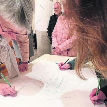 Von Herz zu Herz - «Schätze» sammeln, aber auch Lücken benennen – die Teilnehmenden brachten sich engagiert ein. Bild: zg