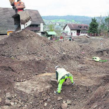 Bereits beim Voraushub kam erneut ein massives Mauerfundament zum Vorschein. Bild: Kanton Aargau