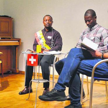 Von aufrüttelnd bis heilsam - Ernsthaftes Podium, von links: Sara Mohammed, Frauenrechtlerin aus dem Sudan, Stanislas Mazibo Samuel, Menschenrechtler aus Kongo, Justin Bigrimana, Umweltschützer aus Burundi, und Moderator Oliver Abo el Fateh.