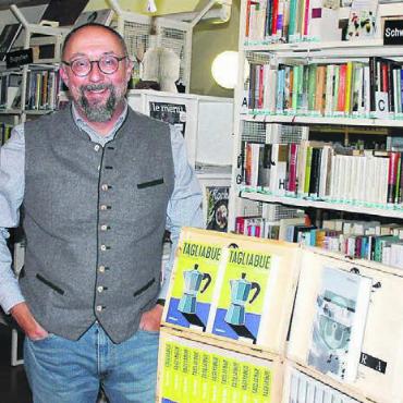 Ein dubioser Selbstmord - Peter Beeli beendet die Lesung in der Bibliothek mit Fragen zur Geschichte und Signierungen der Bücher.