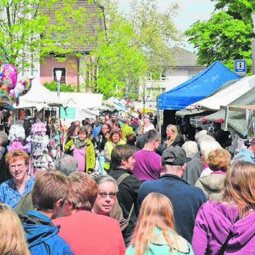 Wunderbare Überraschung - Petrus meinte es gut: Ab dem Mittag zog es die Menschen in die Marktstrasse.