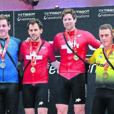 Der Freiämter Christian Ackermann (zweiter von links) feiert mit Pilot Dominik Büttler den Meistertitel. Bild: zg