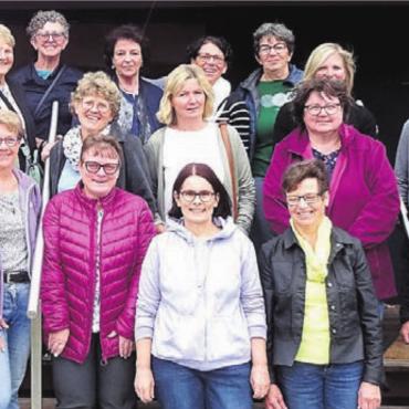 Apfel als Zeichen der Liebe - Die Frauen der Oberfreiämter Buurechuchi besuchten die Erlebniswelt Ramseier. Bild: zg