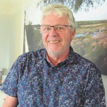 Franz Lötscher vor einer Fotografie aus Südafrika, die in seinem Büro hängt. Hierhin zieht es ihn und seine Partnerin regelmässig. «Ich freue mich, mehr Zeit für mich selber zu haben», sagt der 64-Jährige. Bild: Chregi Hansen