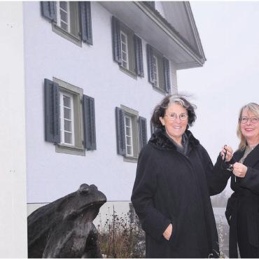 Von internationaler Bedeutung - Schlüsselübergabe bei der Stiftung Reusstal: Karin Koch Wick (rechts) übernimmt das Präsidium von Rosmarie Groux. Bilder: Thomas Stöckli