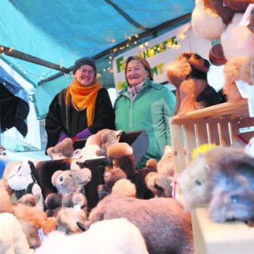 Sehen und gesehen werden - Für die Fellnähgruppe Freiamt im Verkauf: Ursi Oswald (links) und Heidi Stöckli.