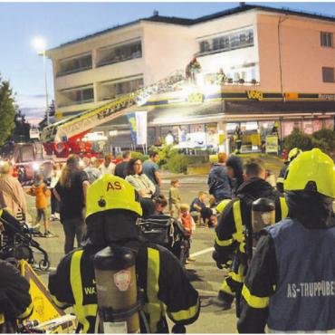 Der wohl teuerste Kommandant - Die Mannschaft und die Bevölkerung sind dabei, als via Autodrehleiter die Kommando-Übergabe stattfindet.
