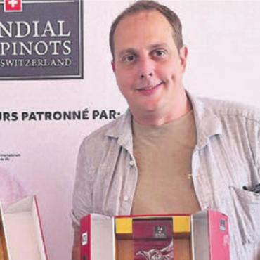 Zweimal Gold für Nauer an der Pinot-WM - Die stolzen Weinmacher Adolf Müller (links) und Simon Kneer (rechts) nehmen am «Mondial des Pinots» für Nauer Weine die Auszeichnung entgegen. Bild: zg