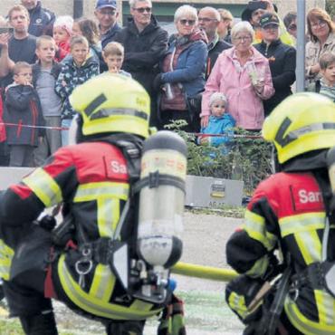 Werbung in eigener Sache - Die Feuerwehr Sarmenstorf beherrscht ihr Handwerk. Das Vorgehen in einem Brandfall wurde vom Publikum aufmerksam verfolgt.