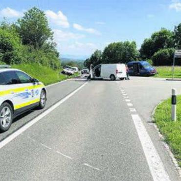 Zwei Verletzte und grosser Sachschaden - An dieser Abzweigung kam es am Dienstagnachmittag zum Unfall. Bild: pz