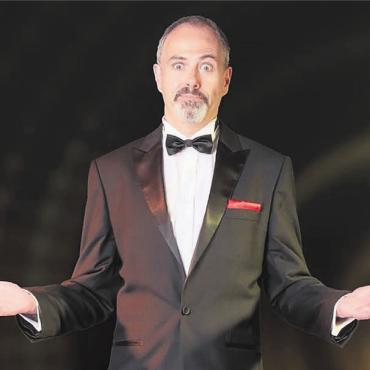 Zauberei und Komik - Michel Gammenthaler bezieht sein Publikum aktiv in seine Show ein. Bild: pd