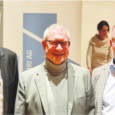 Nachfolgepräsident gesucht - Manche Entscheide erheitern, auch wenn viel Arbeit ansteht. Vizepräsident Thomas Suter (links) dankte dem scheidenden Präsidenten. Thomas Kron (Mitte), bleibt als externer Delegierter für die Kirchenpflege im Trägerverein zum Gedenkjahr 1000 Jahre Kloster Muri. Hans-Peter Frey (rechts), amtet als Präsident ad interim bis zur ausserordentlichen Kirchgemeindeversammlung. Bild: vaw