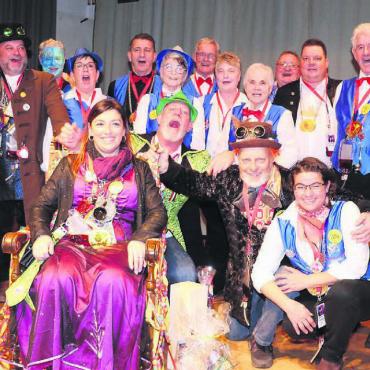 Die Ehemaligen müssen ran - Alle anwesenden Ex-Ehrenschränzer auf einem Bild. Sie werden in den kommenden Tagen gemeinsam die Fasnacht Niederwil vertreten. Bilder: rb