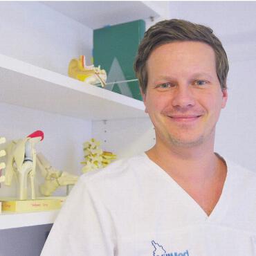 Keine Angst, sich festzulegen - Er ist froh, den Schritt gewagt zu haben, auch wenn die eigene Praxis einiges an Verantwortung und eine hohe Arbeitsbelastung mit sich bringt. Bild: Annemarie Keusch