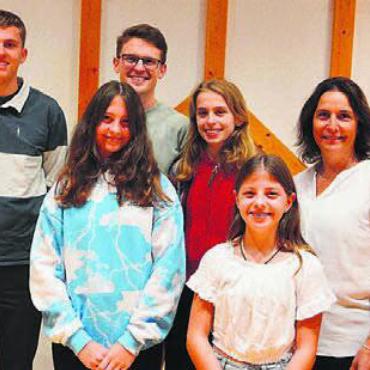 Neuer Forstwart gesucht - Ortsbürgerpräsident Hanspeter Frei und Gemeinderätin Milly Stöckli flankieren die neuen Ortsbürger. In der hinteren Reihe Raphael, Philippe und Isabelle Knecht sowie Michelle Meier. Davor stehen Kim Eyleen und Ria Estelle Meier.