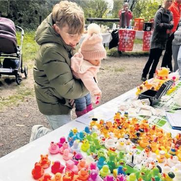 Fest voller Begeisterung - 600 Enten stiegen ins Rennen – alle Besucher konnten sich eine auswählen. Bild: zg