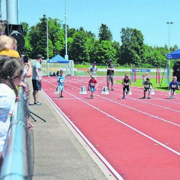 Etwas Wettkampf mit ganz viel Spass - Jede und jeder darf beim Mutschellen-Sprint mitrennen. Der Spass steht im Vordergrund. Bilder: Archiv / Valentin Studerus