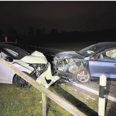 Frontal kollidiert - Die involvierten Fahrzeuge erlitten Totalschaden. Bild: pz