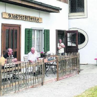 Zu einem Ganzen zusammenfügen - Der Wirt der Klosterschenke legt sich mit seinen betrunkenen Gästen an.