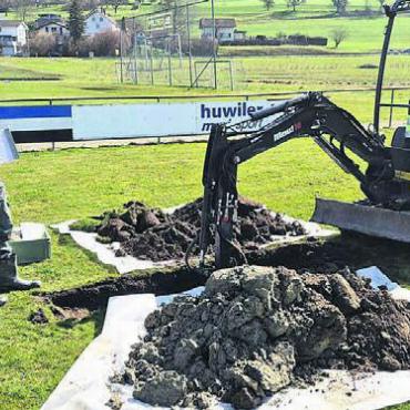 Damit alle spielen können - Ungewohntes Bild auf dem Sarmenstorfer Fussballplatz: Ein Bagger buddelt Erde aus einem Loch. Es handelt sich dabei um Bodenproben, die als Grundlage für ein Gutachten dienen. Bild: zg