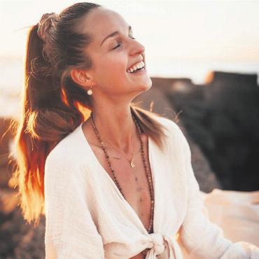 Das Schreiben heilt sie und gibt ihr Kraft. Anina Gepp hat mit «Nackt» ein sehr persönliches Buch veröffentlicht und möchte mit ihm anderen Mut machen und sie inspirieren. Bild: zg