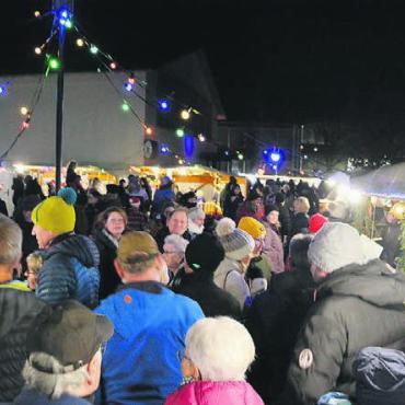 Strahlende Lichter und Gesichter - Zahlreiche Besucherinnen und Besucher schlenderten das Schulareal entlang.