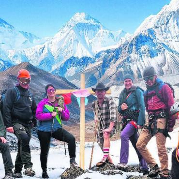 Ab auf den Himalaja - Dank Fotomontage stehen die OK-Mitglieder der «Uszyt» vor den grössten Gipfeln des Himalajas. Bild: zg