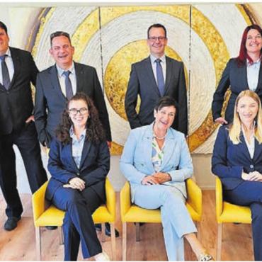 Bestattungsinstitut Koch: Für einen würdevollen Abschied - Das Team des Bestattungsinstituts Koch, Wohlen, unterstützt Angehörige in allen Belangen, die ein Todesfall mit sich bringt, oben (v. l.): Daniel Rostan, Hugo Werder, Paul Jungwirth, Manuel Freiburghaus, Rainer Burkart, Désirée Meyer, René Keller, Remo Baumann. Unten (v. l.): Simone Sager, Karin Koch Sager und Loreta Gashi. Bild: zg