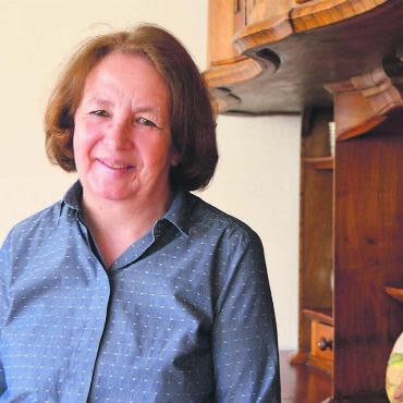 Ehrgeiz war schnell geweckt - Andrea Moll zu Hause in Gerenschwil. Wegen diesem Buffet habe sie ihren Mann geheiratet, sagt die langjährige Politikerin. Bild: Annemarie Keusch
