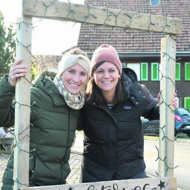 Dritte Runde bleibt (vorerst?) aus - Anita Frey (links) und Sandra Trottmann haben zwei intensive Adventszeiten hinter sich. «Den Lichterweg aufzubauen und zu betreiben, braucht viel Zeit», sagt Anita Frey. Die beiden freuen sich nun auf ruhigere Wochen vor Weihnachten. Bild: Archiv