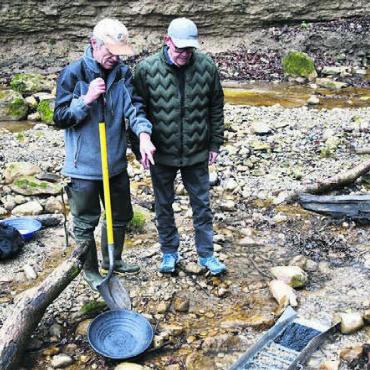 Goldene Aussichten in Muri - Herbert Strebel ist erstaunt, wie der Bach einen grossen Teil der Arbeit macht, nachdem Braunwalder die Schleuse eingesetzt hat und das Wasser die Sedimente dort durchfliessen lässt.