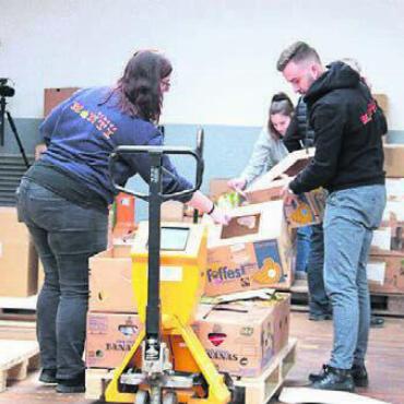 Das Glück verpackt - Eine gute Sache: Pflichtbewusst werden die Spenden abgepackt und den Institutionen zugewiesen, wobei das Monti-Team tatkräftig mitanpackt.