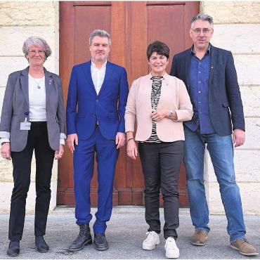 «Ein bedenkliches Signal» - Die vier Freiämter Motionäre vor dem Grossratsgebäude in Aarau, von links: Franziska Stenico-Goldschmid, Harry Lütolf, Rita Brem und Stefan Dietrich. Bild: zg