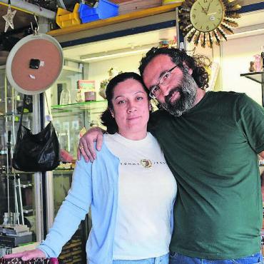 Platz für mehr Charme - «Im Frühjahr erhalten wir mehr Ware», sagen Fatos und Teo Keles von der Brocki-Boutique «Roselis Lädeli» in Anglikon. Bild: Sabrina Salm