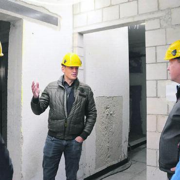 Waltenschwils neue «Gmeind» - Gemeinderat Pascal Vontobel zeigt der interessierten Bevölkerung die sich im Bau befindenden Räumlichkeiten. Bilder: Annemarie Keusch