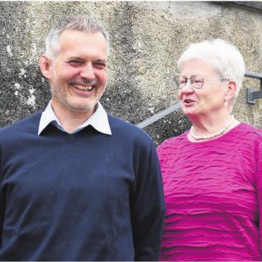Mehr, als vielen bewusst ist, fällt weg - Sie haben ihr Menschenmögliches gegeben, aber das Lachen nicht verlernt: Manfred Müller, Vizepräsident der Kirchenpflege Beinwil, und Silvia Leuthard, Präsidentin. Nun wird ein Sachverwalter die Verwaltung übernehmen.    Bild: Verena Anna Wigger