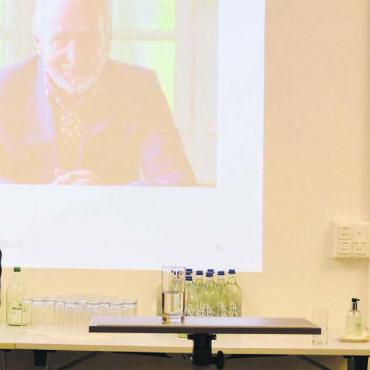 Null Fantasie mit der Altersgrenze - Hans-Peter Budmiger, Präsident der Repla Oberfreiamt, dankt dem Zürcher Philosophen Ludwig Hasler (rechts) für seine spannenden Ausführungen. Dieser erklärte in seinem Referat: «Nach der Pensionierung folgt eine zweite Pubertät.» Bild: Verena Anna Wigger