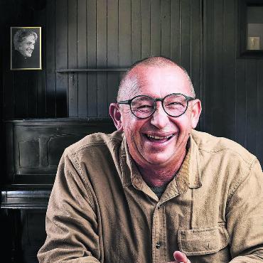 Weil alles «öppeneso» ist - Erzählen ist seine grosse Leidenschaft. Philipp Galizia tut es in «öppeneso» zum siebten Mal. Begleitet wird er von Chrigi Roffler am Piano – der im Programm weit mehr Raum einnimmt als ein Bild an der Wand. Bild: zg