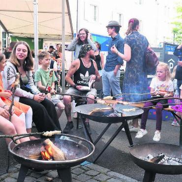 Das bleibt in Erinnerung - 23. Juni: Ein neues Konzept begeistert Muri. Die Usestuehlete auf der Marktstrasse begeistert über Generationen hinweg.