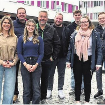 «Seis of de Bei» ist zurück - Das OK, von links: Pius Vogel, Fabienne Isenegger, Thomas Huber, Sereina Vogel, Reto Krebs, Cedric Arnold, Tim Sterba, Jasmin Arnold, Lukas Vogt und Stefan Karrer.    Bild: zg